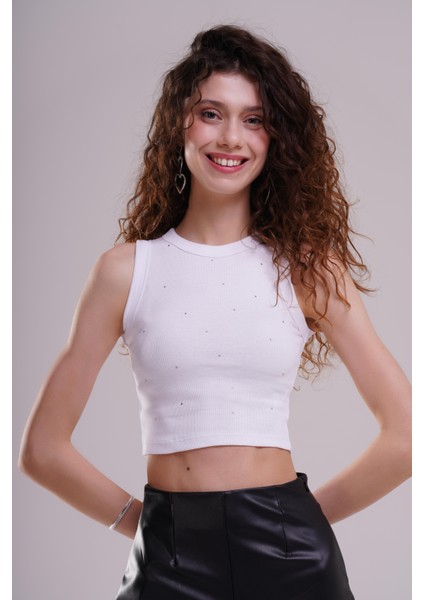 Kadın Beyaz Taş Detaylı Kolsuz Ribana Crop Body - Şık ve Rahat Günlük Bluz