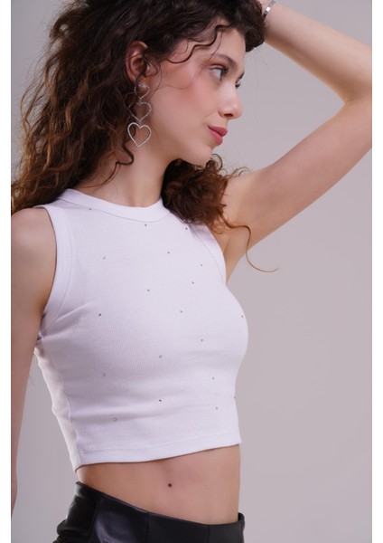 Kadın Beyaz Taş Detaylı Kolsuz Ribana Crop Body - Şık ve Rahat Günlük Bluz