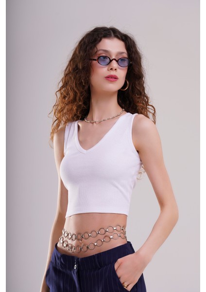 Kadın Beyaz V Yaka Fitilli Crop Top Atlet – Zamansız ve Şık Basic Parça