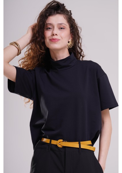 Kadın Siyah Yarım Balıkçı Yaka Oversize Tişört