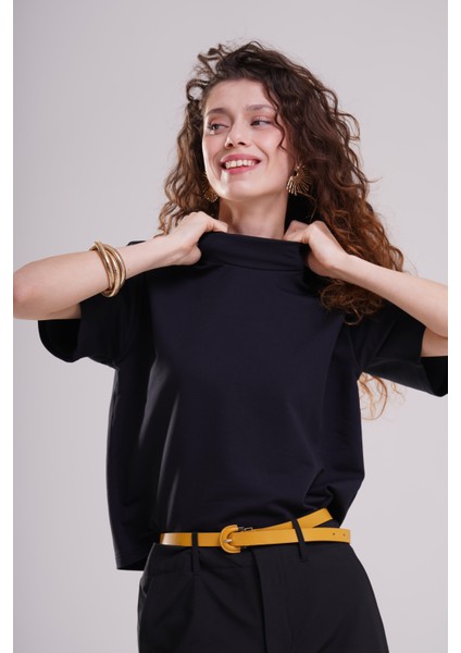 Kadın Siyah Yarım Balıkçı Yaka Oversize Tişört fiyatları