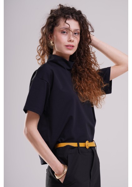 Kadın Siyah Yarım Balıkçı Yaka Oversize Tişört modelleri