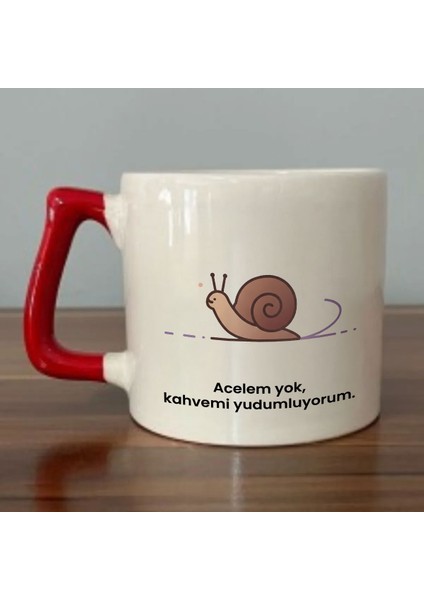 Acelem Yok, Kahvemi Yudumluyorum Yazılı Kırmızı Kulplu Kupa Bardak - Kahve Bardağı Dza27