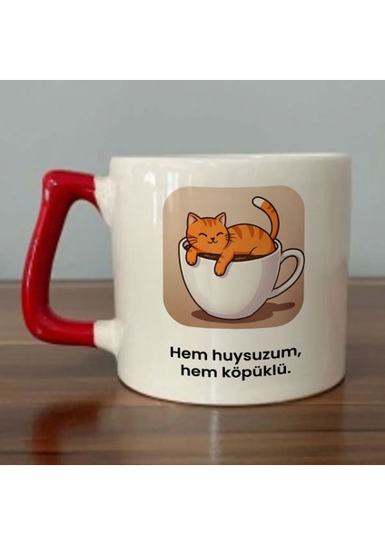 Hem Huysuzum, Hem Köpüklü. Yazılı Kırmızı Kulplu Kupa Bardak - Kahve Bardağı Dza30