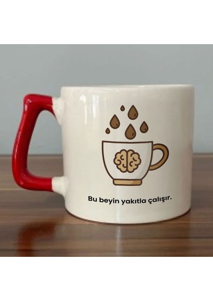 Bu Beyin Yakıtla Çalışır. Yazılı Kırmızı Kulplu Kupa Bardak - Kahve Bardağı Dza48