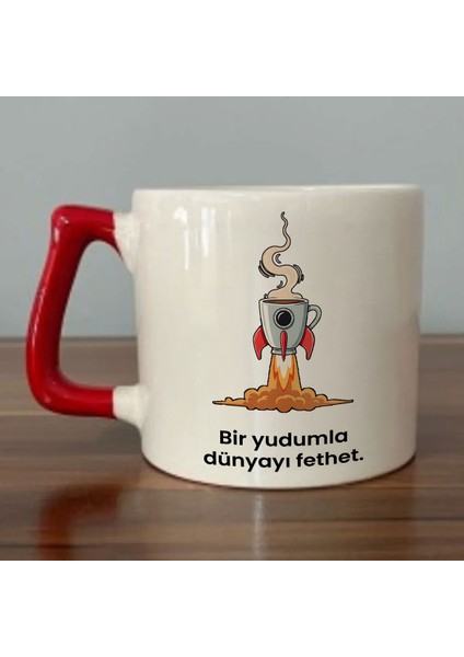 Bir Yudumla Dünyayı Fethet. Yazılı Kırmızı Kulplu Kupa Bardak - Kahve Bardağı Dza80
