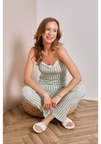 Kalın Çizgili Askılı Dantelli Pijama Takımı