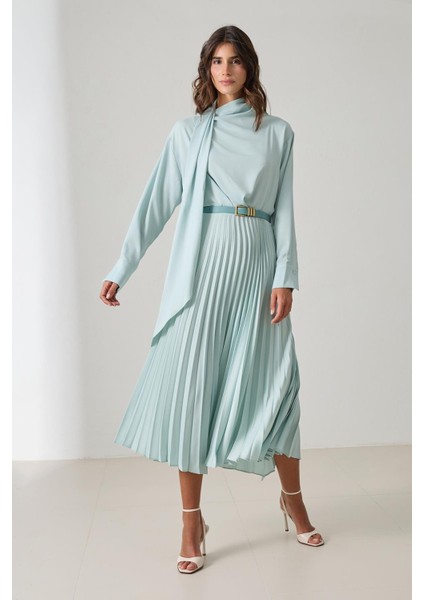 Su Yeşili Kemer Detaylı Pileli Uzun Kollu Midi Boy Elbise