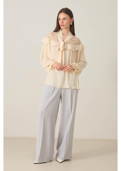 Tereyağ Sarısı Dantel ve Bağlama Detaylı Uzun Kollu Bluz