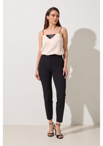 Siyah Cep Detaylı Tam Kalıp Pantolon