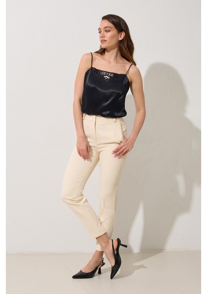 Krem Cep Detaylı Tam Kalıp Pantolon