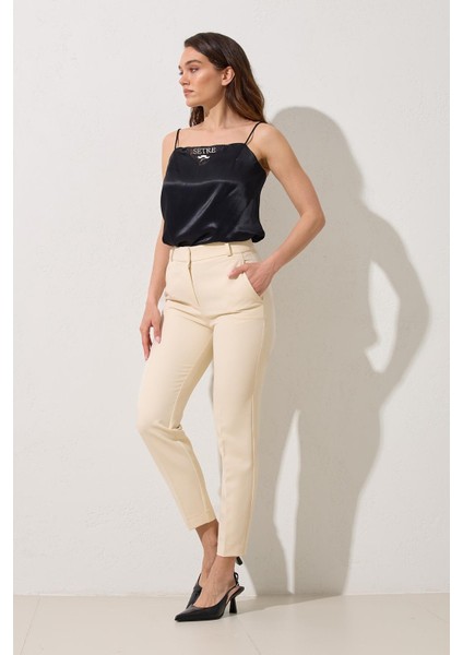 Krem Cep Detaylı Tam Kalıp Pantolon fiyatları