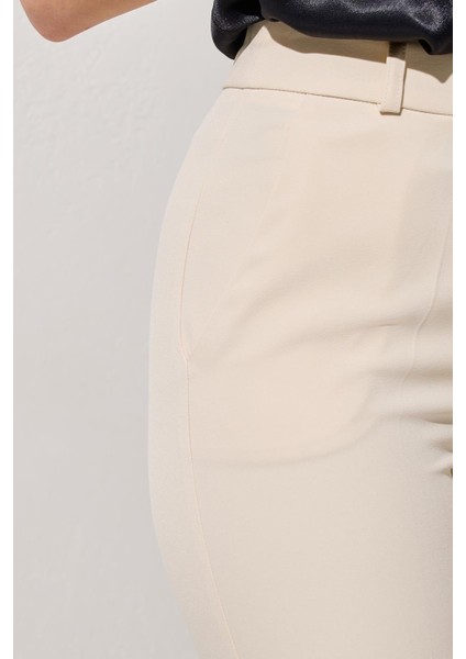 Krem Cep Detaylı Tam Kalıp Pantolon fırsatları