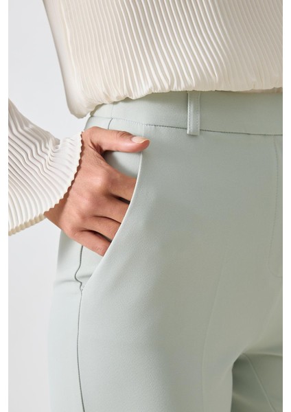 Mint Cep Detaylı Tam Kalıp Pantolon fırsatları