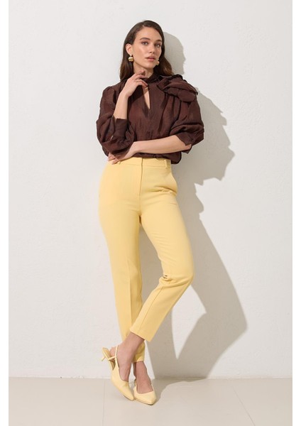 Tereyağ Sarısı Cep Detaylı Tam Kalıp Pantolon
