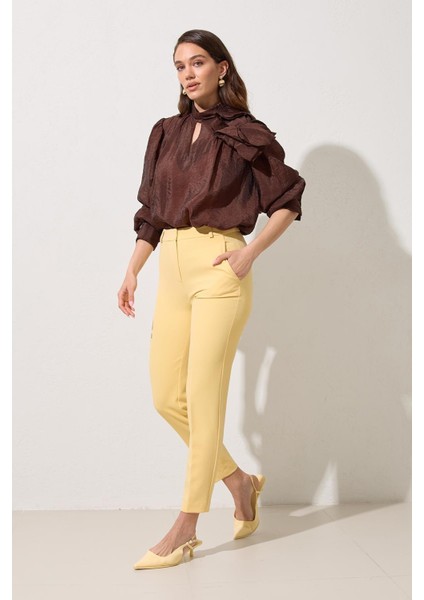 Tereyağ Sarısı Cep Detaylı Tam Kalıp Pantolon modelleri