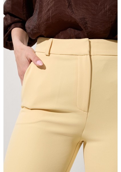Tereyağ Sarısı Cep Detaylı Tam Kalıp Pantolon fırsatları