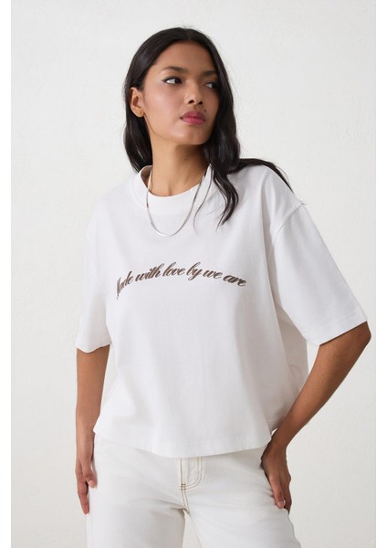 Ekru Yakada Baskı Detaylı Bisiklet Yaka Kısa Kollu T-Shirt fiyatları