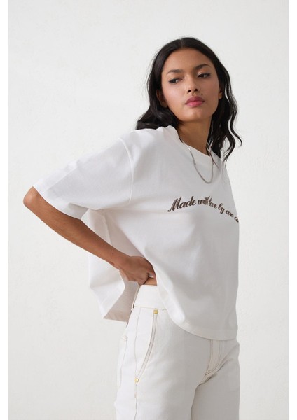 Ekru Yakada Baskı Detaylı Bisiklet Yaka Kısa Kollu T-Shirt