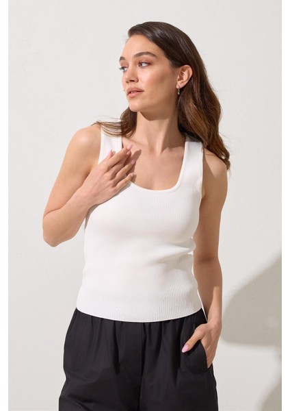 Ekru Kolsuz Crop Triko Bluz