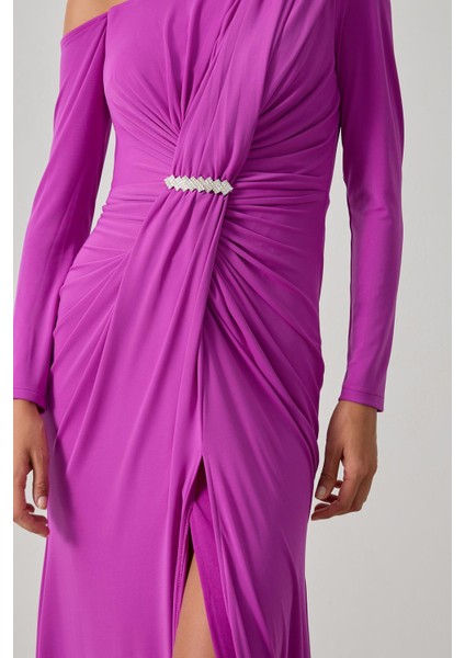 Fuşya Düşük Omuz ve Drape Detaylı Yırtmaçlı Uzun Abiye Elbise fırsatları