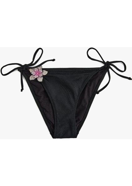 Taşlı Çiçek Aksesuar Detaylı Yanları Bağlamalı Ipli Bikini Altı