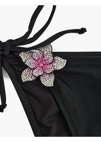 Taşlı Çiçek Aksesuar Detaylı Yanları Bağlamalı Ipli Bikini Altı modelleri