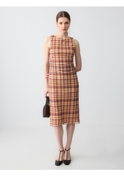 Bej Dar Kesim Yuvarlak Yaka Kolsuz Ekose Desenli Mesh Örme Elbise