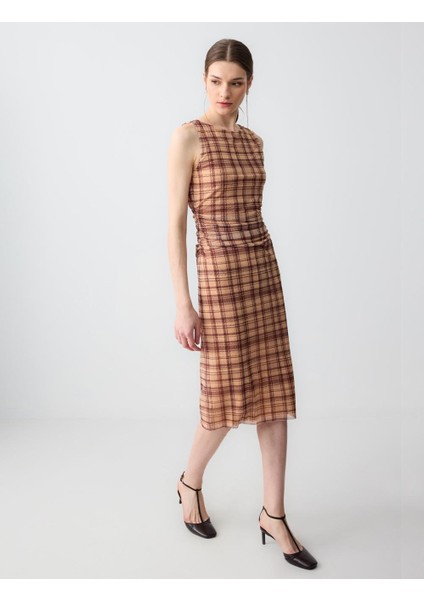 Bej Dar Kesim Yuvarlak Yaka Kolsuz Ekose Desenli Mesh Örme Elbise modelleri