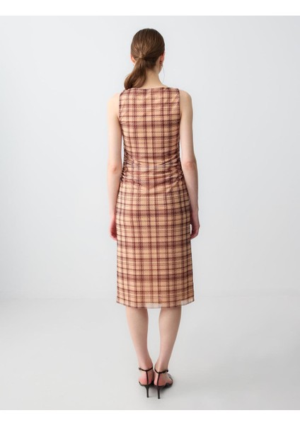 Bej Dar Kesim Yuvarlak Yaka Kolsuz Ekose Desenli Mesh Örme Elbise indirimleri