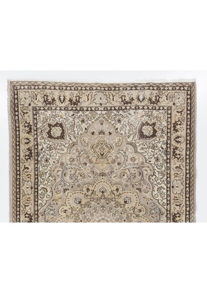 205 x 307 cm Nötr Renklerde El Düğümlü Eski Madalyon Tasarımlı Anadolu Halısı