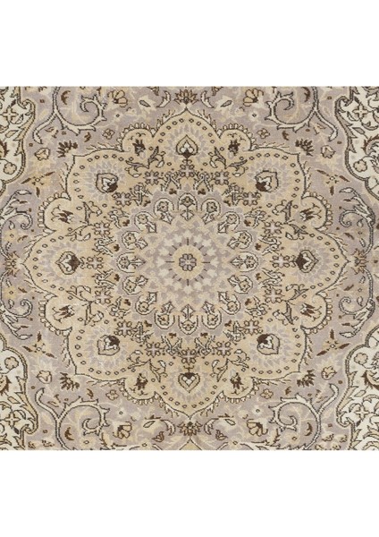 205 x 307 cm Nötr Renklerde El Düğümlü Eski Madalyon Tasarımlı Anadolu Halısı
