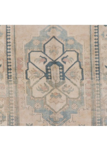 133 x 240 cm Soluk Pembe ve Mavi Yün Tüylü Eski El Yapımı Türk Uşak Halısı