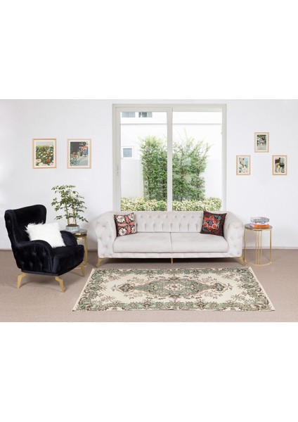 111 x 212 cm Bej ve Yeşil Renklerde Eski El Yapımı Anadolu Halısı, Madalyon Tasarımlı Halı