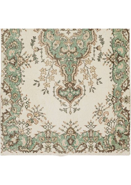 111 x 212 cm Bej ve Yeşil Renklerde Eski El Yapımı Anadolu Halısı, Madalyon Tasarımlı Halı