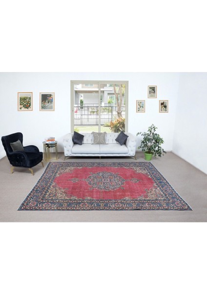 237 x 320 cm Kırmızı ve Lacivert El Yapımı Eski Anadolu Bölge Halısı Türünün Tek Örneği