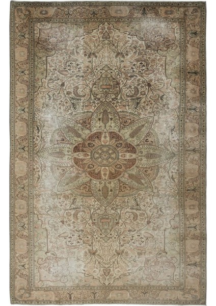 226 x 351 cm Türünün Tek Örneği Eski Alan Halısı, Madalyon Tasarımlı El Düğümlü Anadolu Halısı