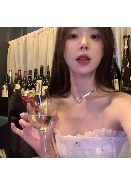 Kadınlar Için Hafif Lüks Niş Inci Kolye, Çok Yönlü ve Üst Düzey Kelebek Titanyum Çelik Köprücük Kemiği Zincir Kolye (Yurt Dışından)