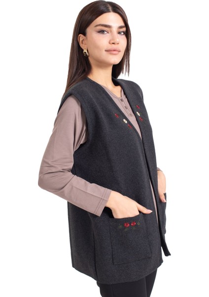 Kadın Orta Yaş ve Üzeri Triko Örgü Düğmesiz Kanaviçe Desen Nakışlı Anne Yelek 310 modelleri