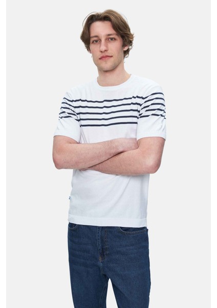Kendrıck Beyaz Çizgili Bisiklet Yaka Triko Nakışlı Standard Fit Erkek Tshirt