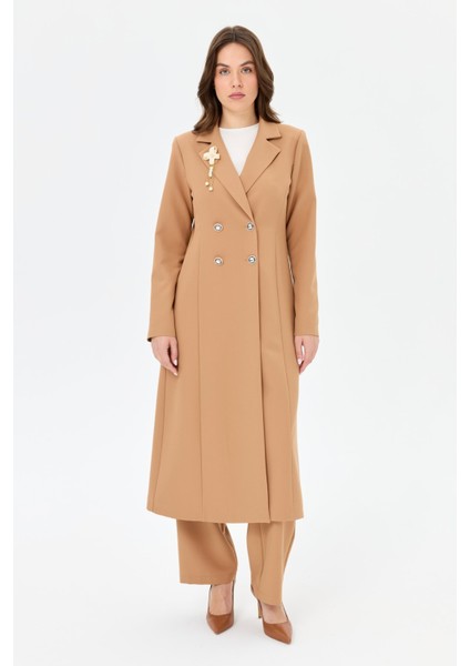 Broşlu Kruvaze Uzun Ceketli Takım Camel