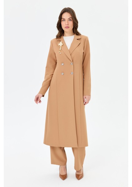 Broşlu Kruvaze Uzun Ceketli Takım Camel modelleri