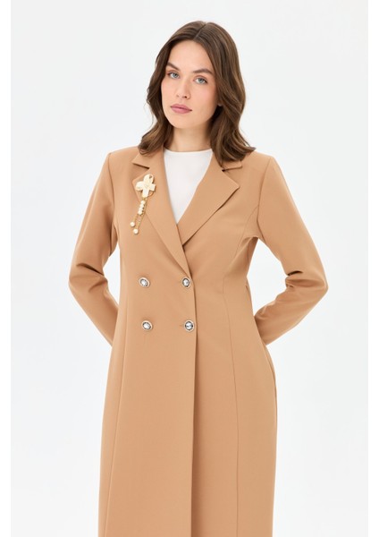 Broşlu Kruvaze Uzun Ceketli Takım Camel fırsatları