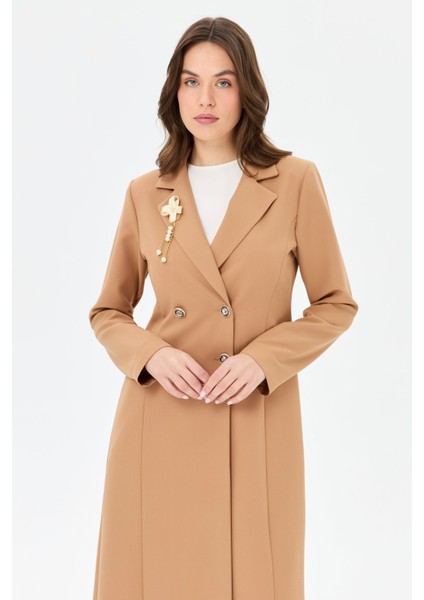 Broşlu Kruvaze Uzun Ceketli Takım Camel indirimleri