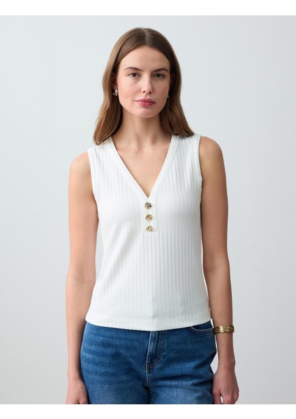 Ekru V Yaka Düğme Detaylı Kolsuz Örme Bluz
