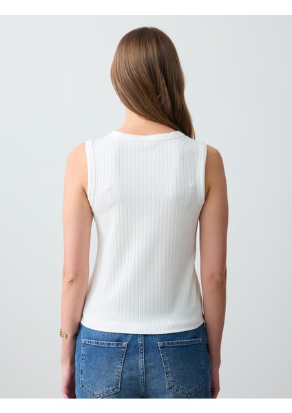 Ekru V Yaka Düğme Detaylı Kolsuz Örme Bluz indirimleri