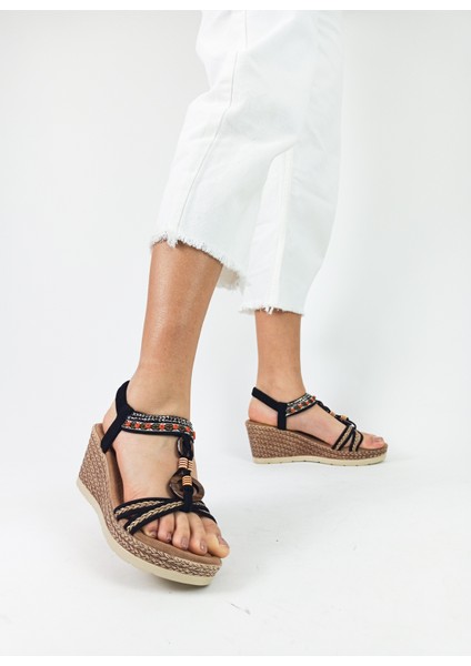 Siyah Renk Dolgu Topuk Taş Işlemeli Lastikli Hafif Topuk Kadın Sandalet