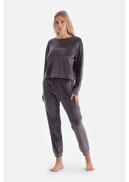 Gri Nakış Detaylı Uzun Kollu Kadife Pijama