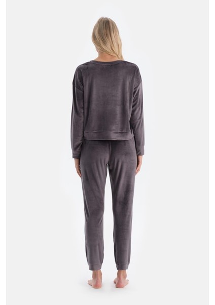 Gri Nakış Detaylı Uzun Kollu Kadife Pijama