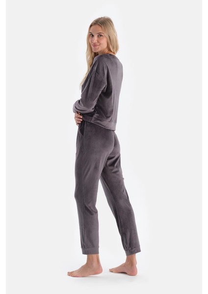 Gri Nakış Detaylı Uzun Kollu Kadife Pijama